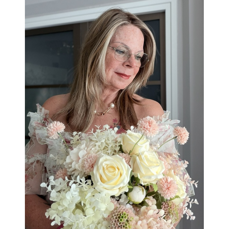 Hand gebonden zijden boeket