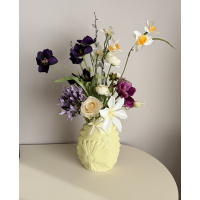 Voorjaars boeket in bloem vaas