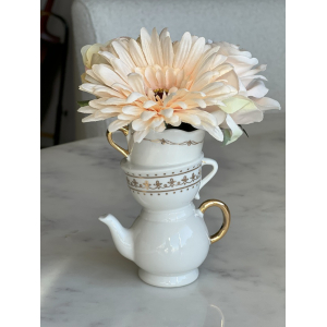 Theekop vaasje met zijden boeketje