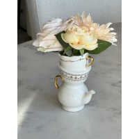 Theekop vaasje met zijden boeketje