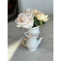 Theekop vaasje met zijden boeketje