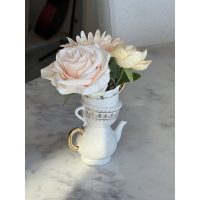 Theekop vaasje met zijden boeketje