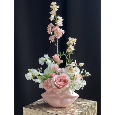 Zijden bloemstuk in mond vaas Zijden bloemstuk in mond vaas